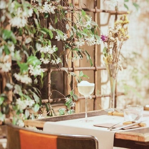Aperitivo con giardino a Roma: dove mangiare all'aperto